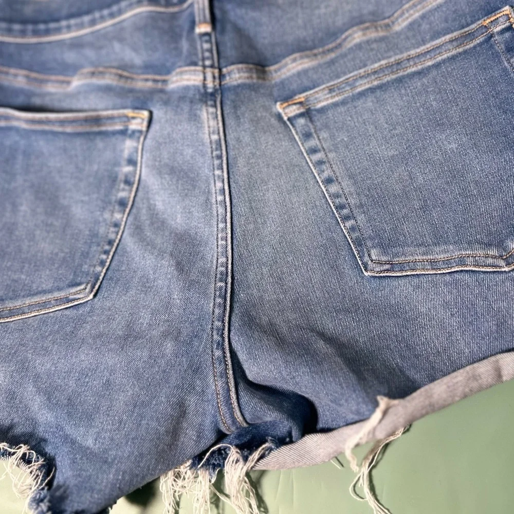 🅽🅴🆆 FRAME Cromwell blue denim cotton jean shorts with frayed hems, size 28